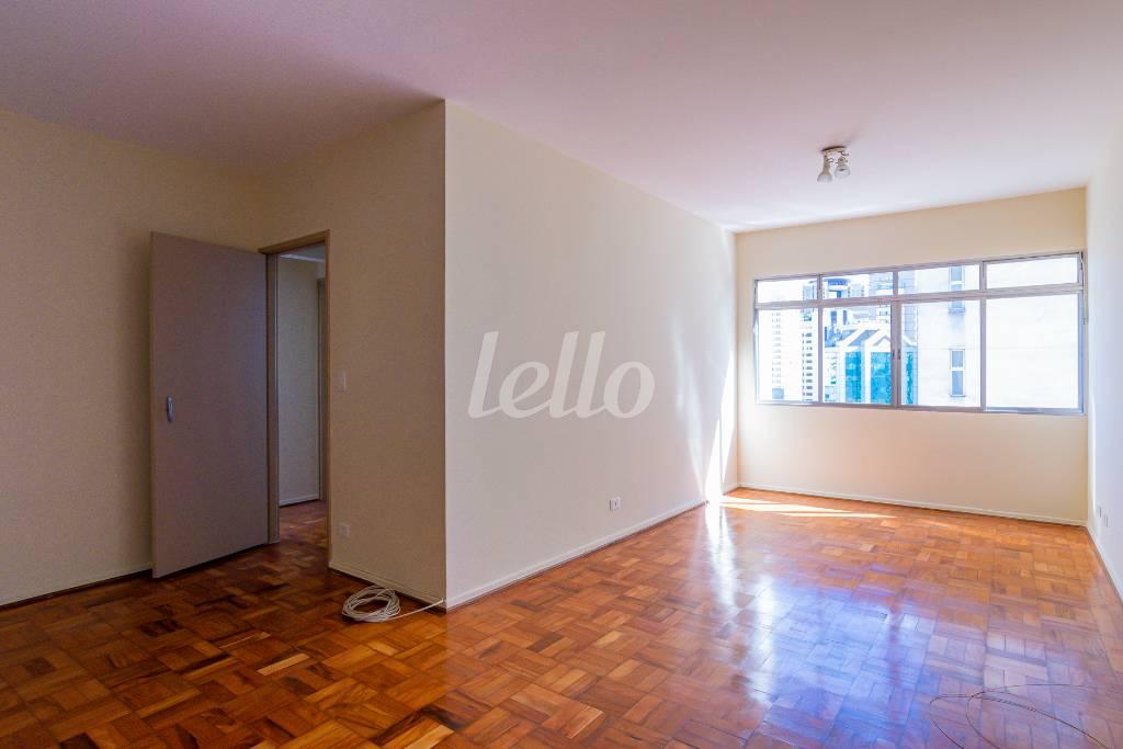 SALA de Apartamento para alugar, Padrão com 76 m², e 1 vaga em Vila Nova Conceição - São Paulo