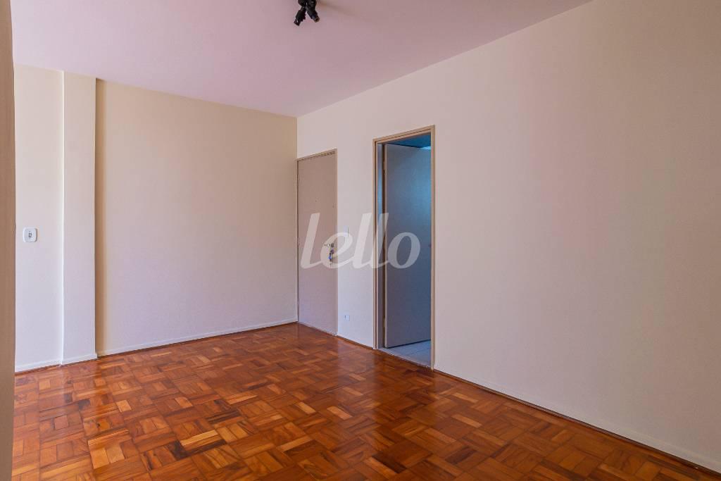 SALA de Apartamento para alugar, Padrão com 76 m², e 1 vaga em Vila Nova Conceição - São Paulo