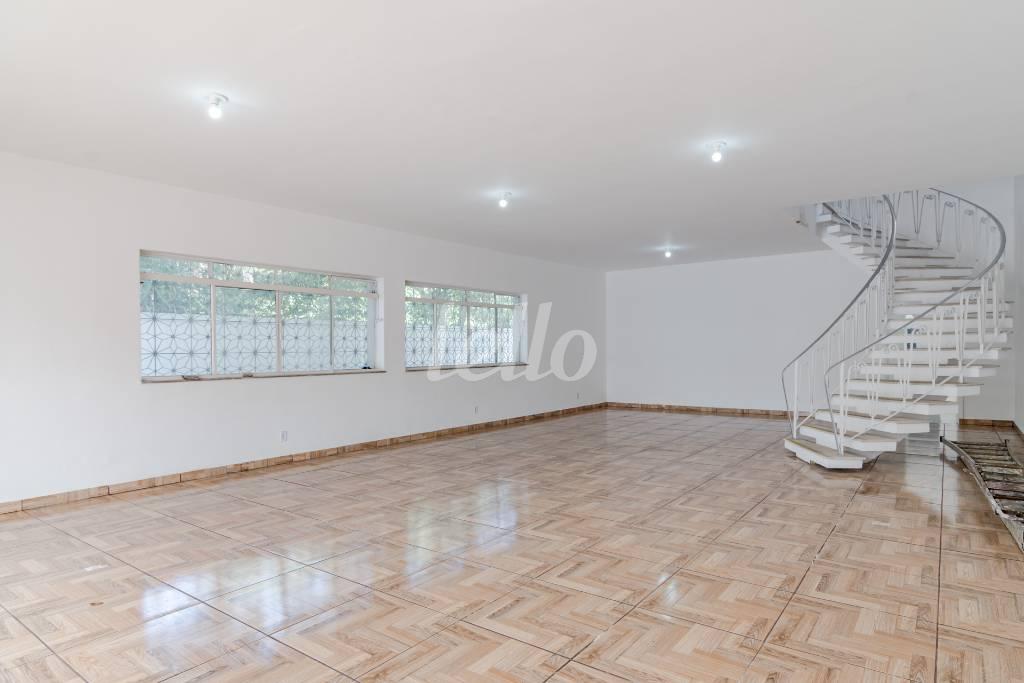 SALA de Casa à venda, sobrado com 380 m², 3 quartos e 4 vagas em Indianópolis - São Paulo