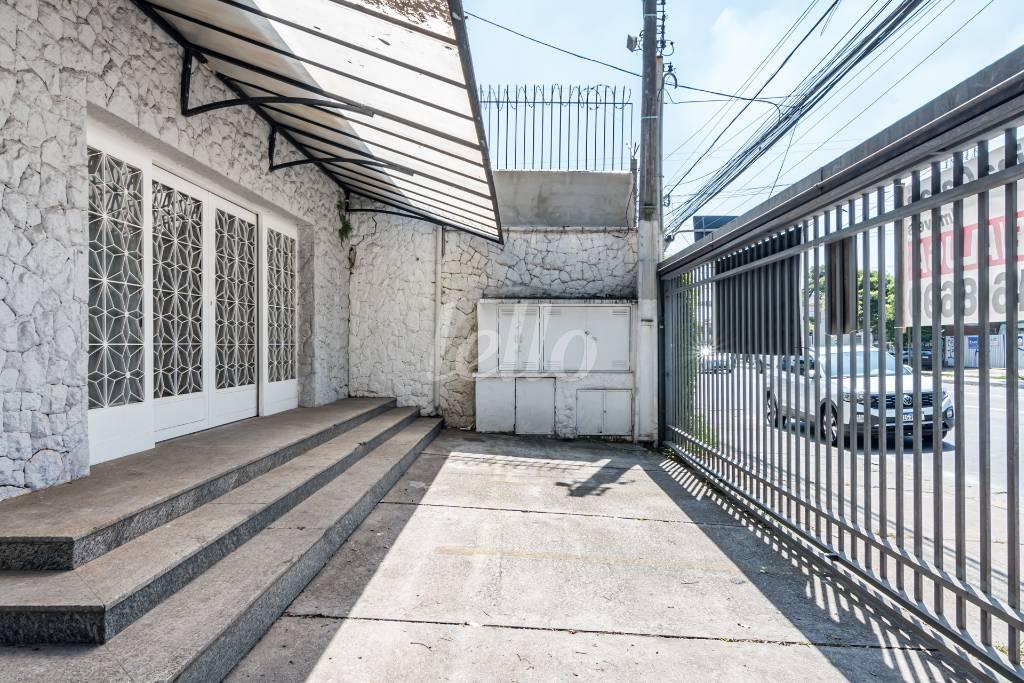 FACHADA de Casa à venda, sobrado com 380 m², 3 quartos e 4 vagas em Indianópolis - São Paulo