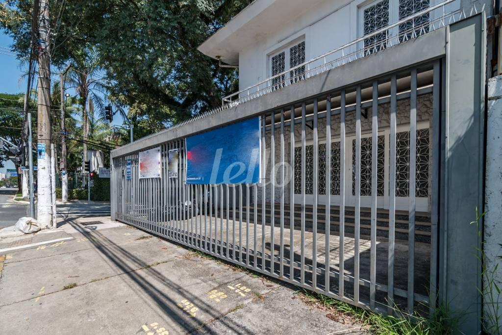 FACHADA de Casa à venda, sobrado com 380 m², 3 quartos e 4 vagas em Indianópolis - São Paulo