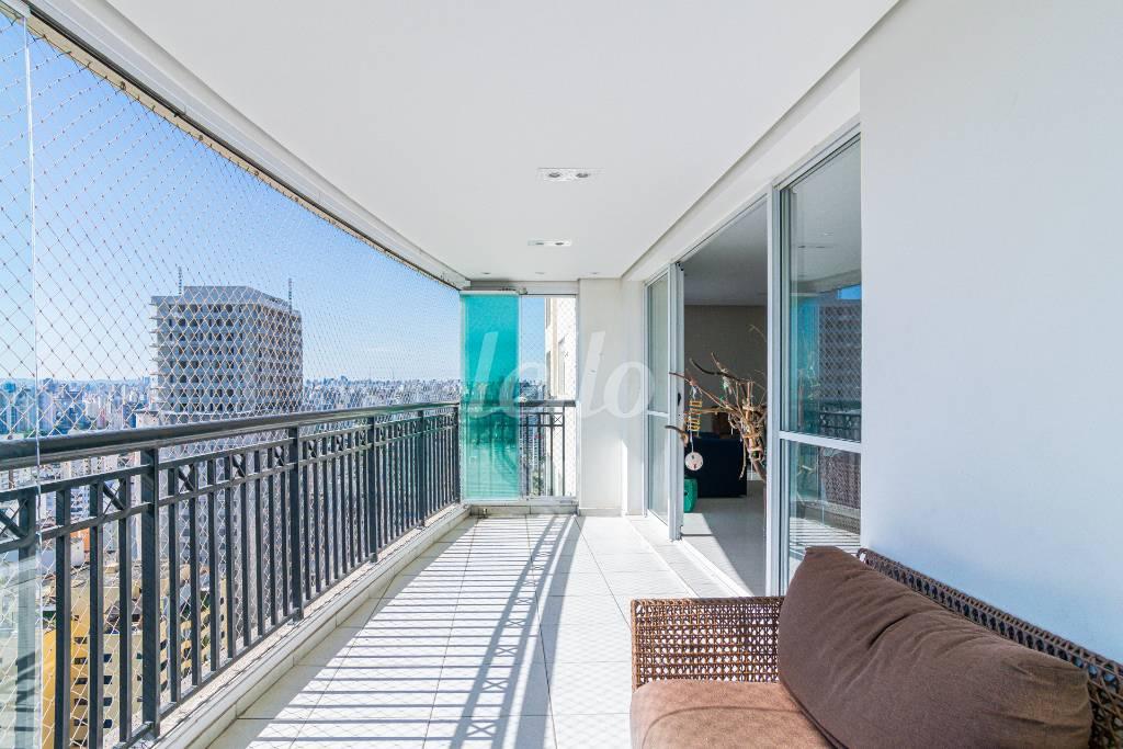 VARANDA GOURMET de Apartamento para alugar, Padrão com 229 m², 4 quartos e 4 vagas em Cidade Monções - São Paulo