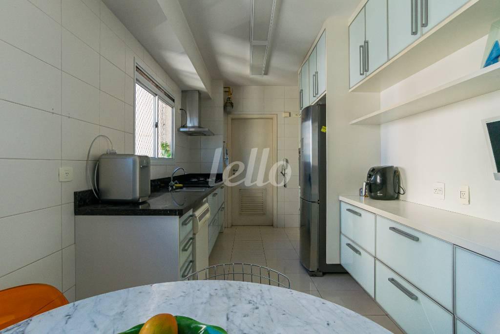 COZINHA de Apartamento para alugar, Padrão com 229 m², 4 quartos e 4 vagas em Cidade Monções - São Paulo