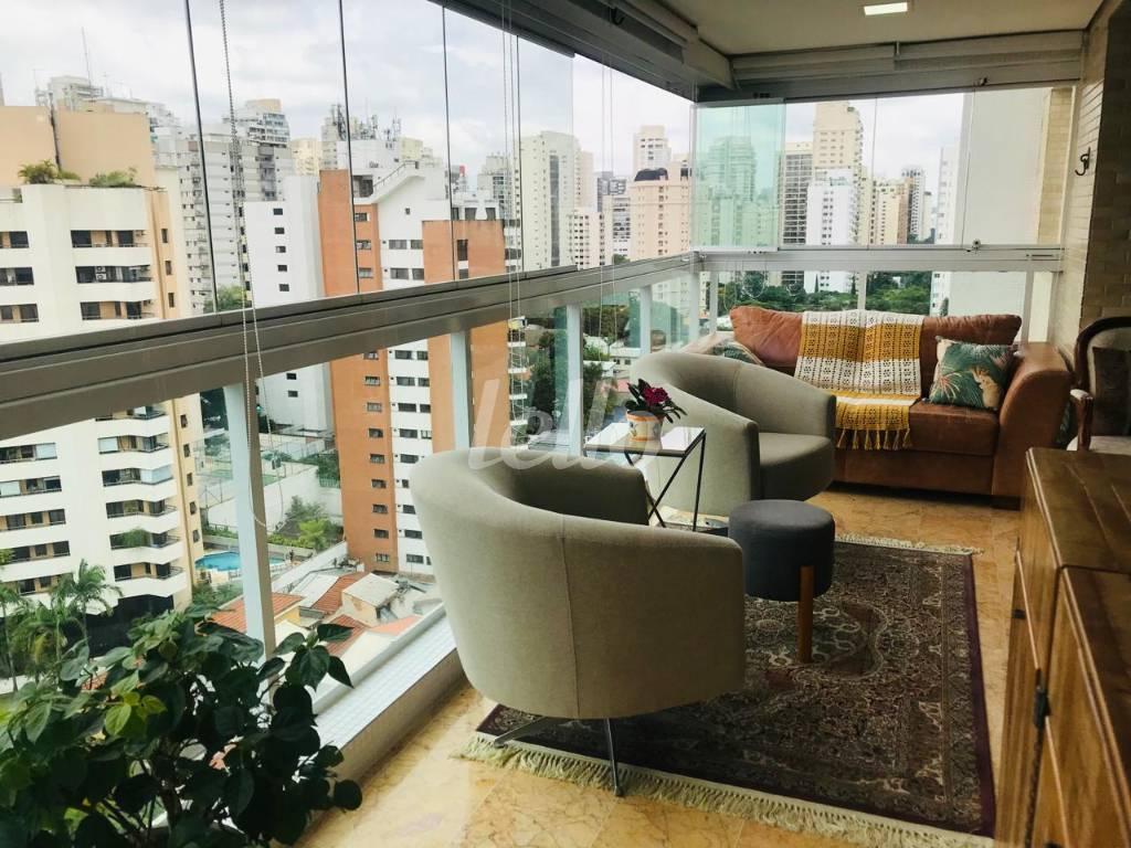VARANDA de Apartamento para alugar, Padrão com 145 m², 4 quartos e 3 vagas em Campo Belo - São Paulo