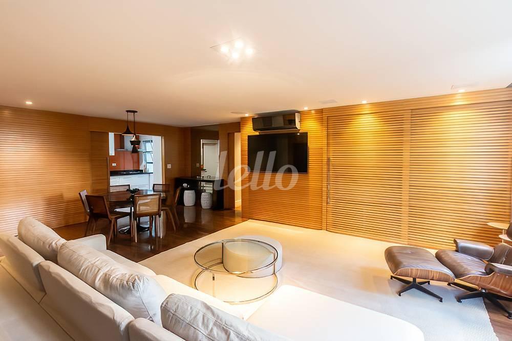 SALA de Apartamento para alugar, Padrão com 130 m², 2 quartos e 1 vaga em Itaim Bibi - São Paulo