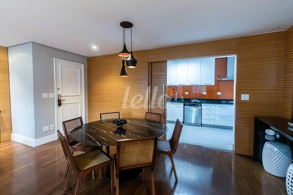 SALA de Apartamento para alugar, Padrão com 130 m², 2 quartos e 1 vaga em Itaim Bibi - São Paulo