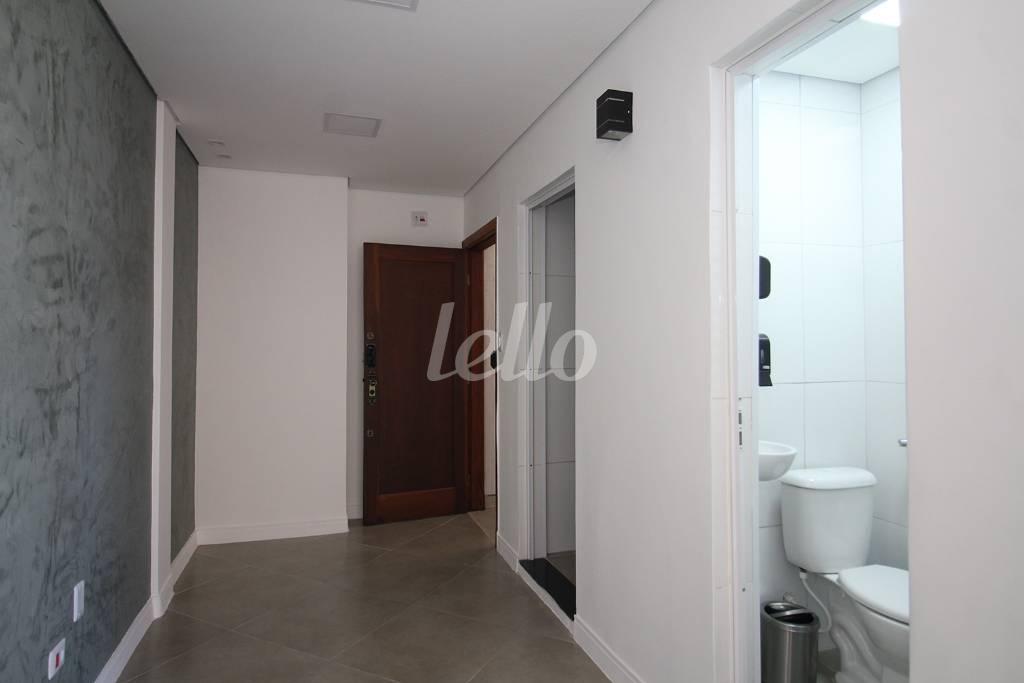 ENTRADA de Sala / Conjunto para alugar, Padrão com 30 m², e em Sé - São Paulo