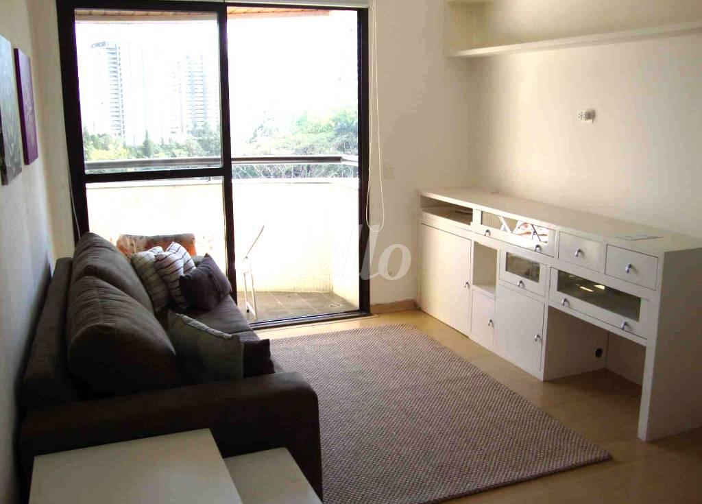 SALA de Apartamento para alugar, Padrão com 35 m², 1 quarto e 1 vaga em Vila Suzana - São Paulo