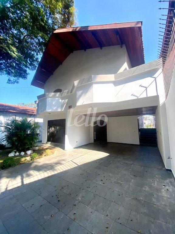 GARAGEM de Casa para alugar, sobrado com 380 m², 4 quartos e 4 vagas em Jardim Teresa - São Paulo