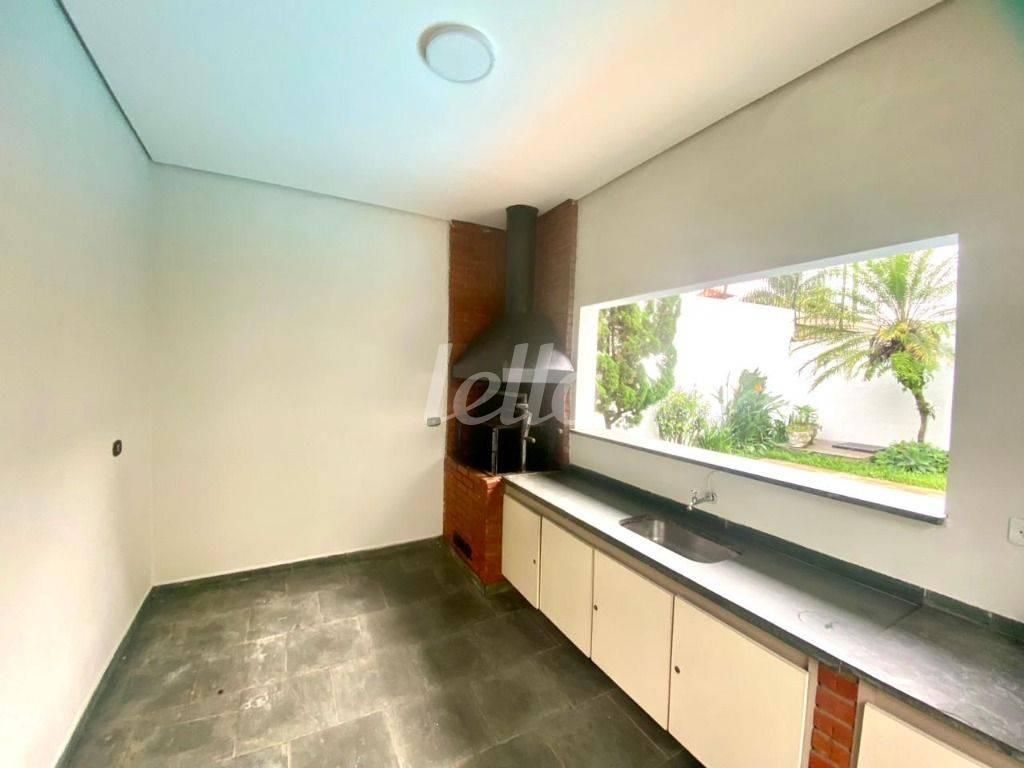 CHURRASCARIA de Casa para alugar, sobrado com 380 m², 4 quartos e 4 vagas em Jardim Teresa - São Paulo