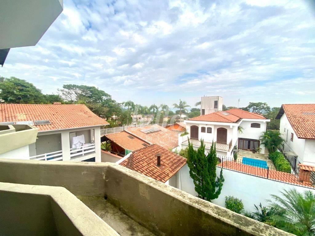 VARANDA SUÍTE 1 de Casa para alugar, sobrado com 380 m², 4 quartos e 4 vagas em Jardim Teresa - São Paulo