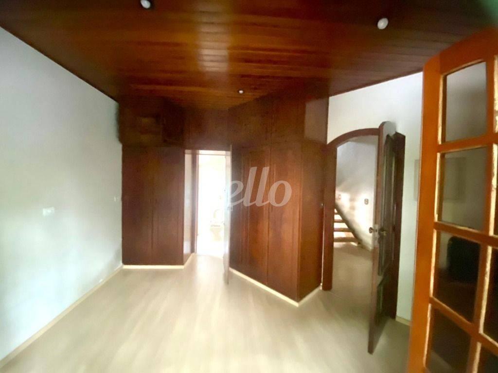 SUÍTE 1 de Casa para alugar, sobrado com 380 m², 4 quartos e 4 vagas em Jardim Teresa - São Paulo
