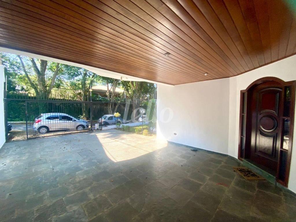 GARAGEM de Casa para alugar, sobrado com 380 m², 4 quartos e 4 vagas em Jardim Teresa - São Paulo