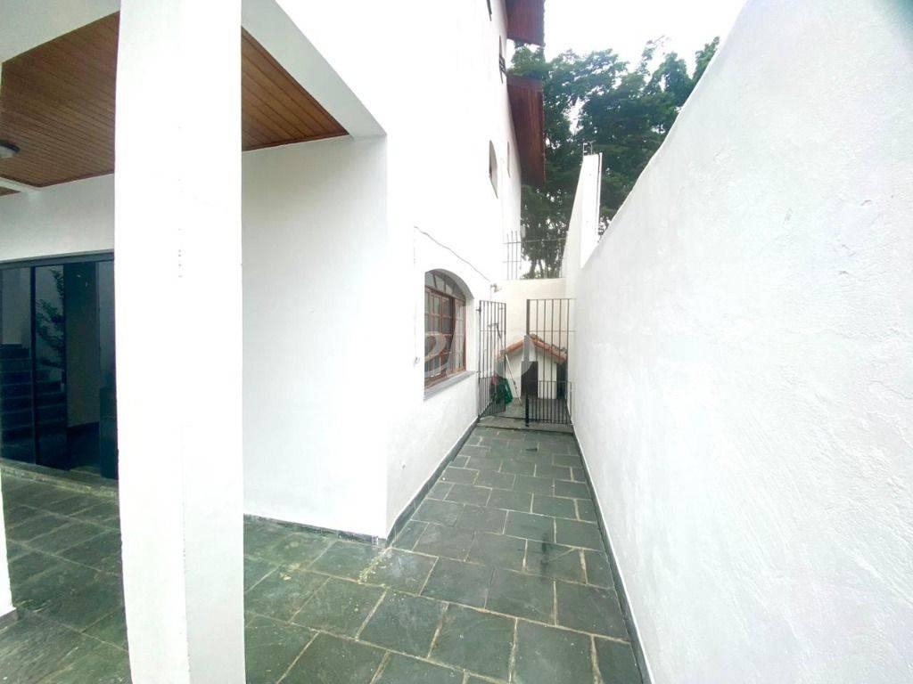 QUINTAL de Casa para alugar, sobrado com 380 m², 4 quartos e 4 vagas em Jardim Teresa - São Paulo