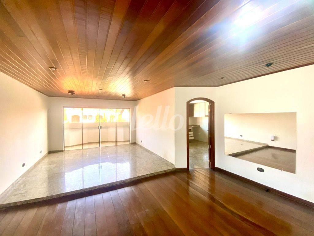 SALA 2 AMBIENTES de Casa para alugar, sobrado com 380 m², 4 quartos e 4 vagas em Jardim Teresa - São Paulo