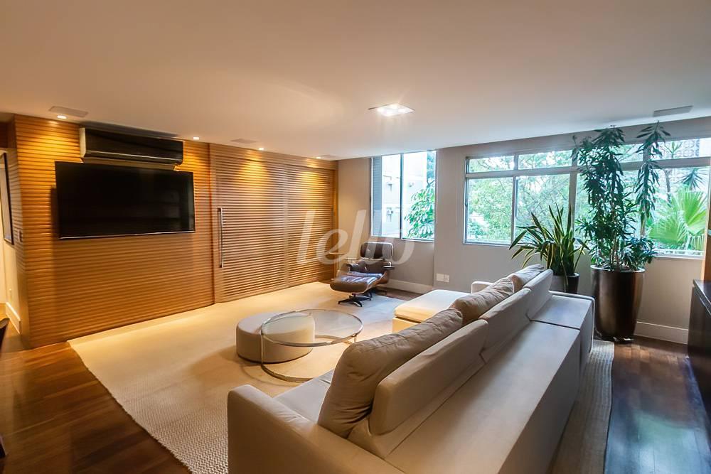 SALA 2 AMBIENTES de Apartamento para alugar, Padrão com 158 m², 2 quartos e 1 vaga em Itaim Bibi - São Paulo