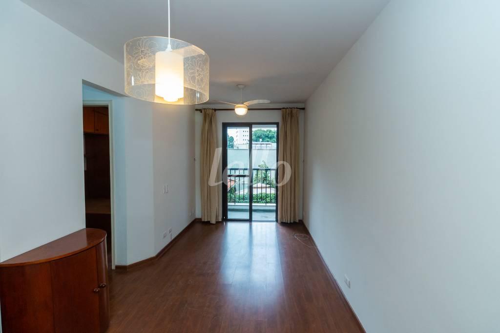 SALA de Apartamento para alugar, Padrão com 36 m², 1 quarto e 1 vaga em Itaim Bibi - São Paulo