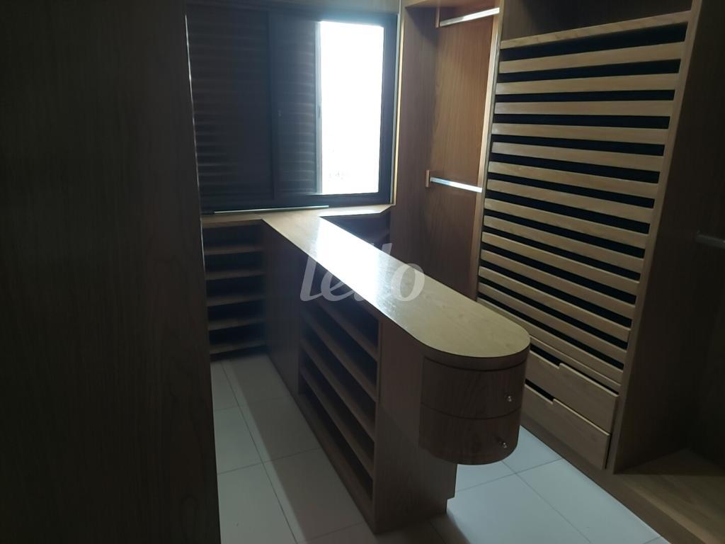 CLOSET de Apartamento à venda, cobertura - Padrão com 198 m², 3 quartos e 2 vagas em Indianópolis - São Paulo