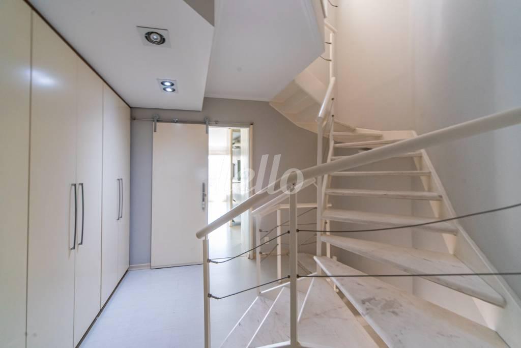 HALL DA ESCADA de Apartamento à venda, cobertura - Padrão com 128 m², 1 quarto e 2 vagas em Jardim - Santo André