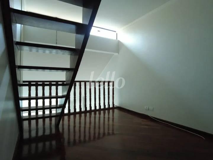 ESCADA de Casa à venda, sobrado com 310 m², 3 quartos e 6 vagas em Casa Branca - Santo André