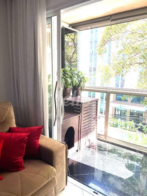 LIVING de Apartamento à venda, Padrão com 80 m², 3 quartos e 2 vagas em Indianópolis - São Paulo