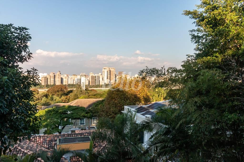 AREA EXTERNA de Casa para alugar, de vila - térrea com 800 m², 8 quartos e 4 vagas em Jardim Guedala - São Paulo