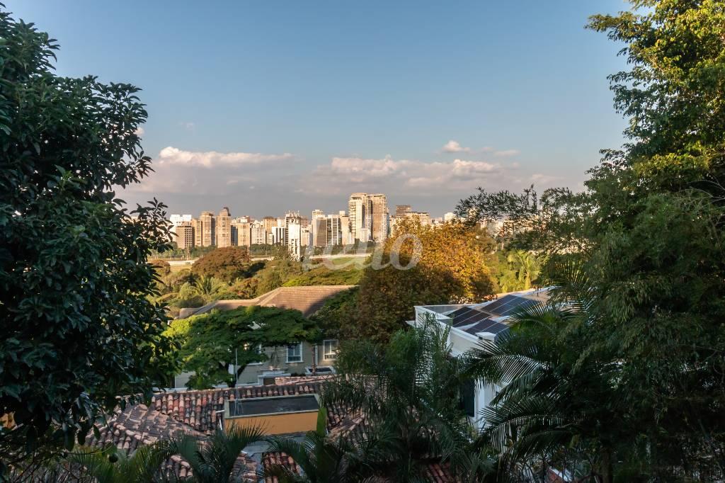 AREA EXTERNA de Casa para alugar, de vila - térrea com 800 m², 8 quartos e 4 vagas em Jardim Guedala - São Paulo