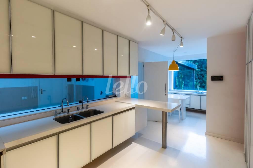 COZINHA de Casa para alugar, de vila - térrea com 800 m², 8 quartos e 4 vagas em Jardim Guedala - São Paulo