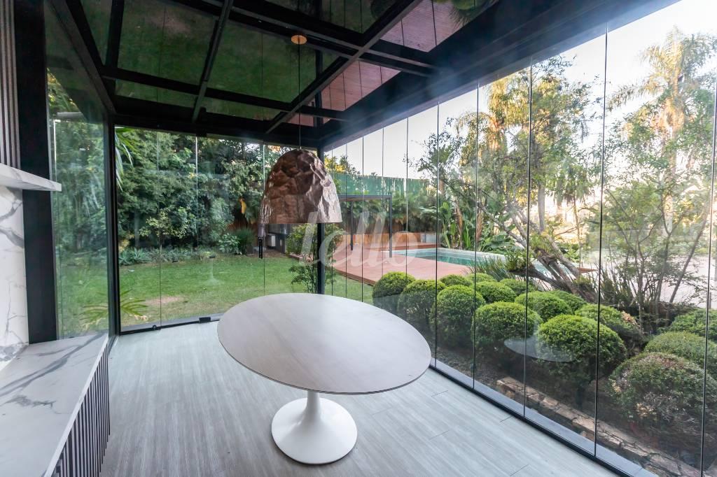 JARDIM DE INVERNO de Casa para alugar, de vila - térrea com 800 m², 8 quartos e 4 vagas em Jardim Guedala - São Paulo