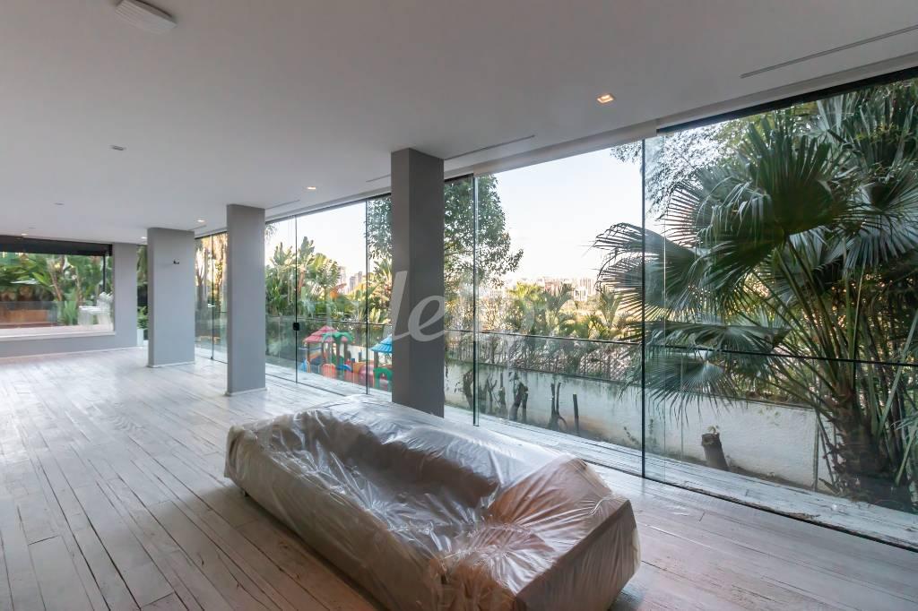 SALA de Casa para alugar, de vila - térrea com 800 m², 8 quartos e 4 vagas em Jardim Guedala - São Paulo