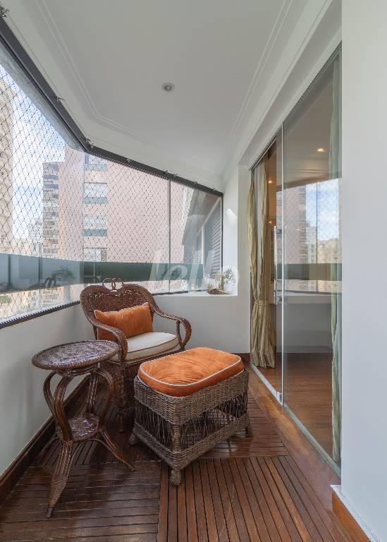 APTO-MOEMA-19 de Apartamento para alugar, Padrão com 147 m², 4 quartos e 2 vagas em Vila Uberabinha - São Paulo