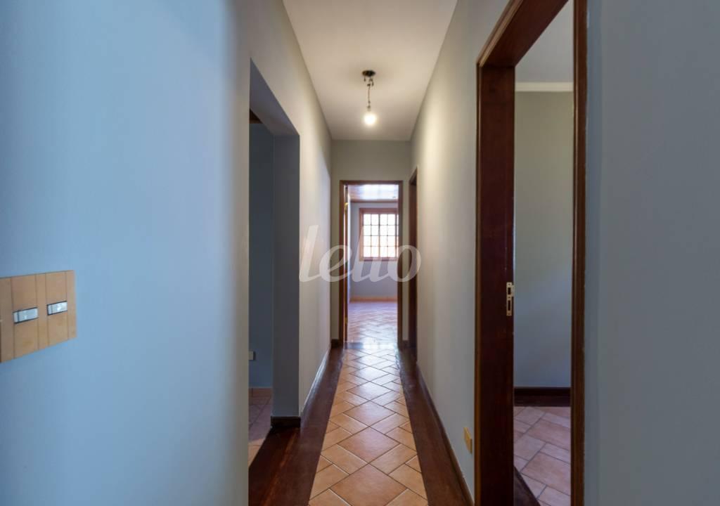 CORREDOR de Casa para alugar, sobrado com 376 m², e 6 vagas em Jardim Das Bandeiras - São Paulo