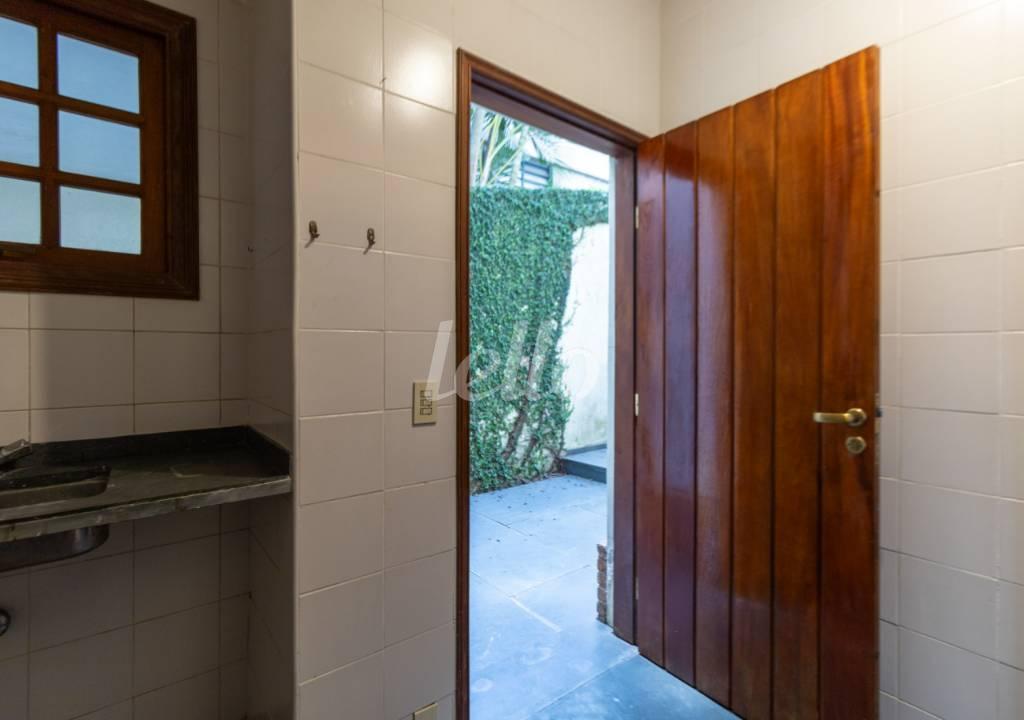 COPA de Casa para alugar, sobrado com 376 m², e 6 vagas em Jardim Das Bandeiras - São Paulo