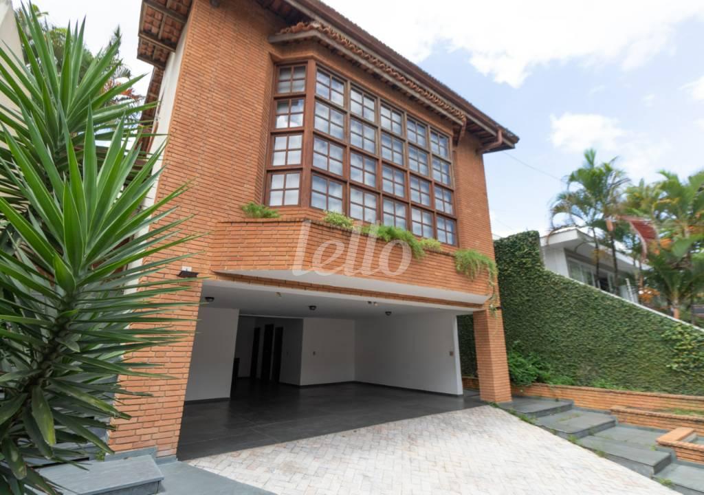 FACHADA de Casa para alugar, sobrado com 376 m², e 6 vagas em Jardim Das Bandeiras - São Paulo