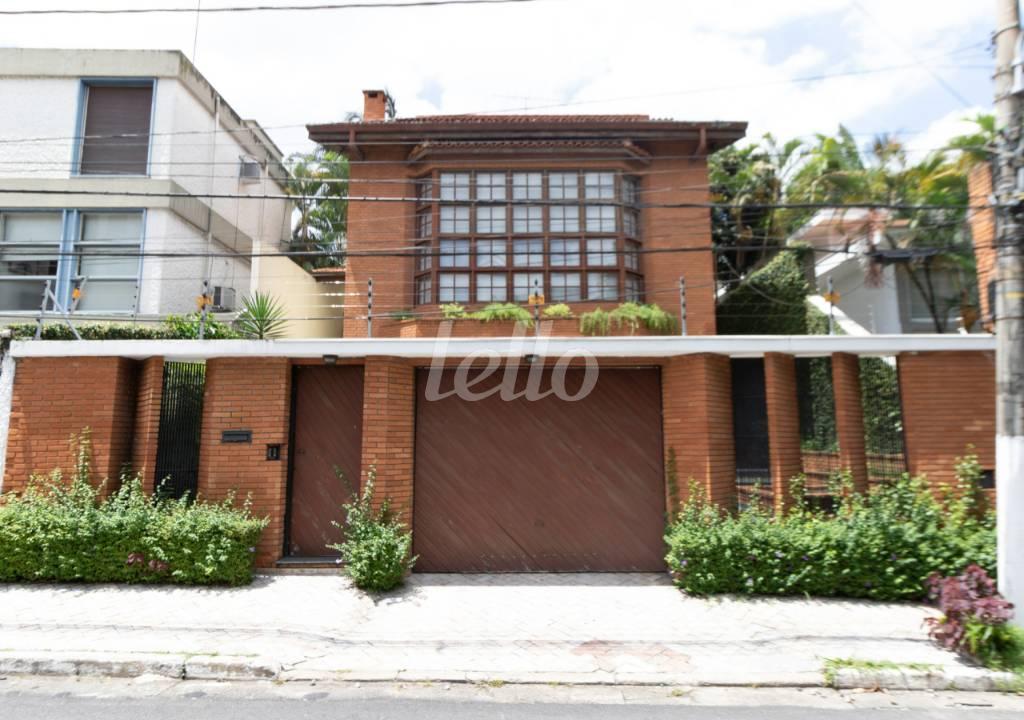 FACHADA de Casa para alugar, sobrado com 376 m², e 6 vagas em Jardim Das Bandeiras - São Paulo