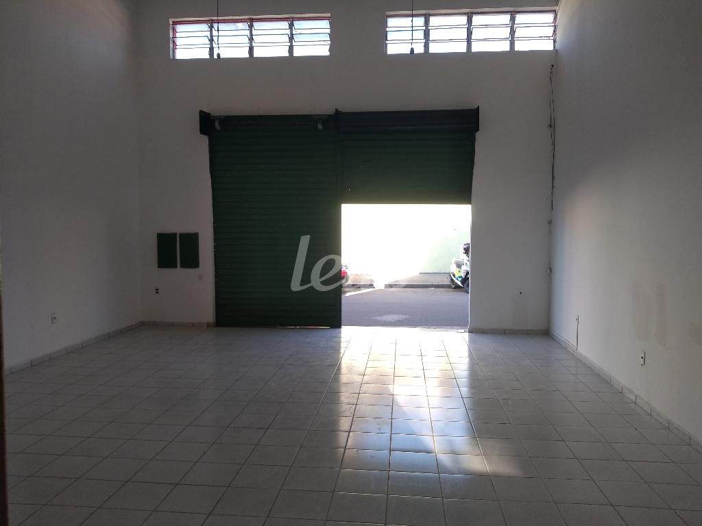 SALÃO de Salão para alugar, Padrão com 52 m², e em Vila M Genoveva - Jundiaí