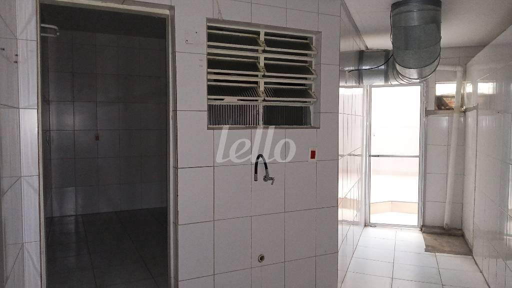 CORREDOR COZINHA de Loja à venda, Padrão com 150 m², e em Vila Alexandria - São Paulo