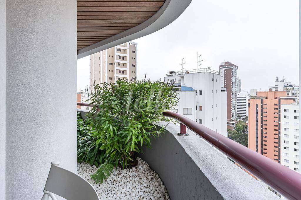 VARANDA de Apartamento à venda, Padrão com 106 m², 3 quartos e 2 vagas em Indianópolis - São Paulo