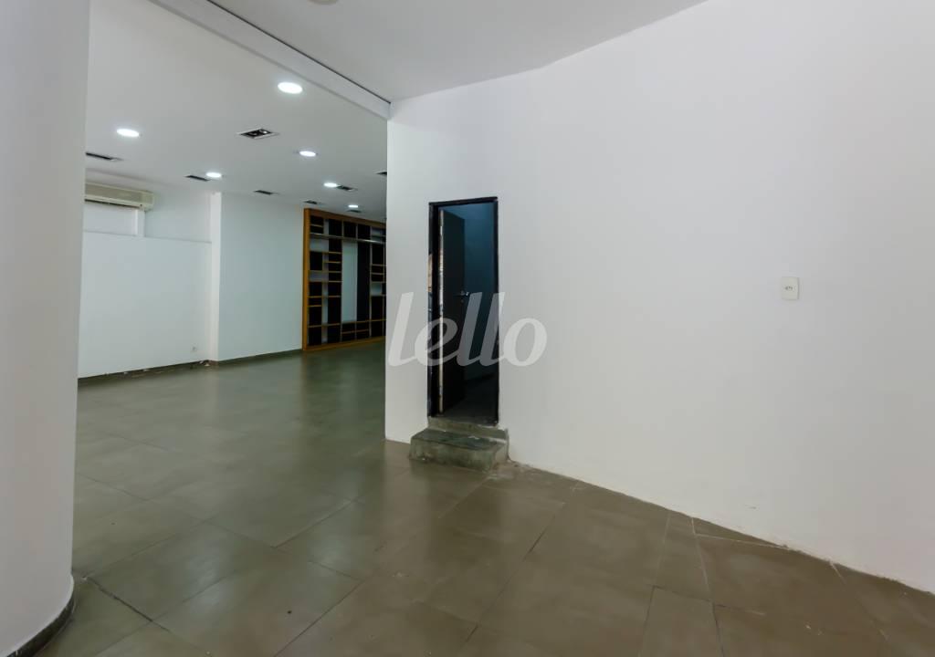 LOJA de Loja para alugar, Padrão com 343 m², e em Centro - Taubaté