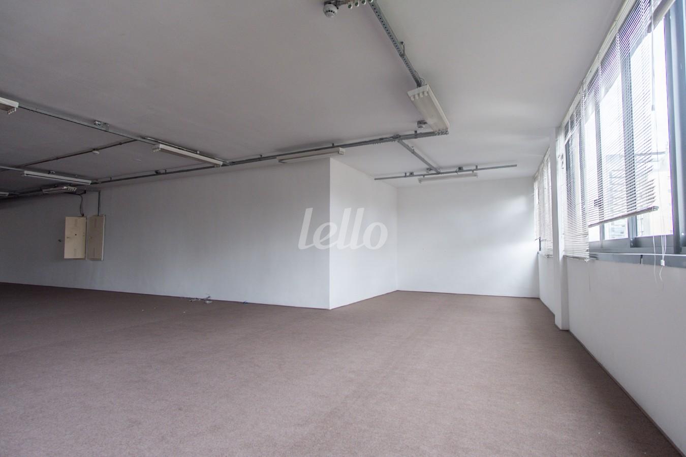 SALA de Sala / Conjunto para alugar, Padrão com 600 m², e em República - São Paulo