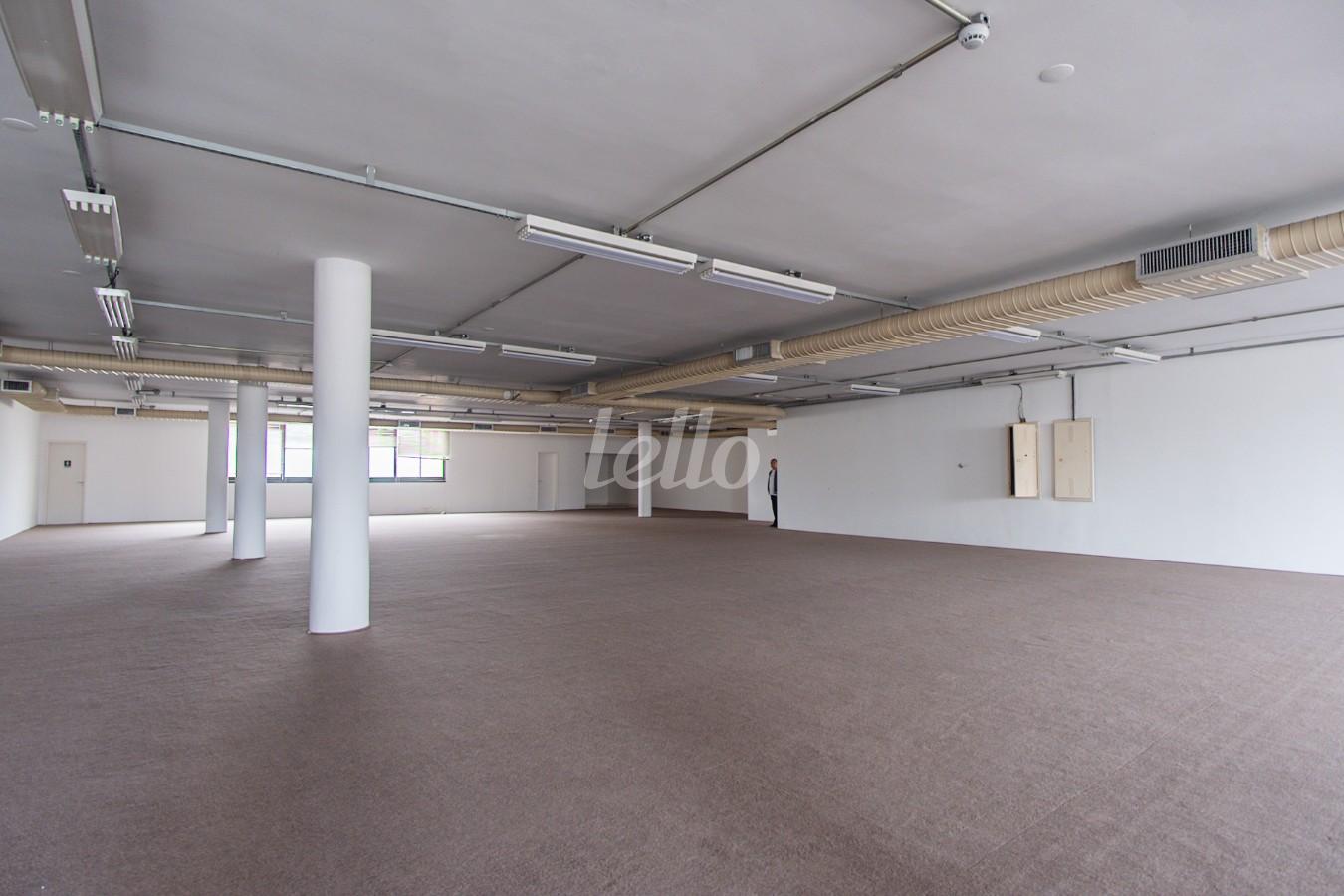 SALA de Sala / Conjunto para alugar, Padrão com 600 m², e em República - São Paulo