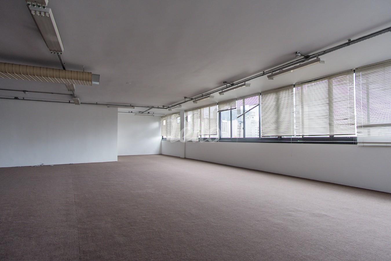 SALA de Sala / Conjunto para alugar, Padrão com 600 m², e em República - São Paulo