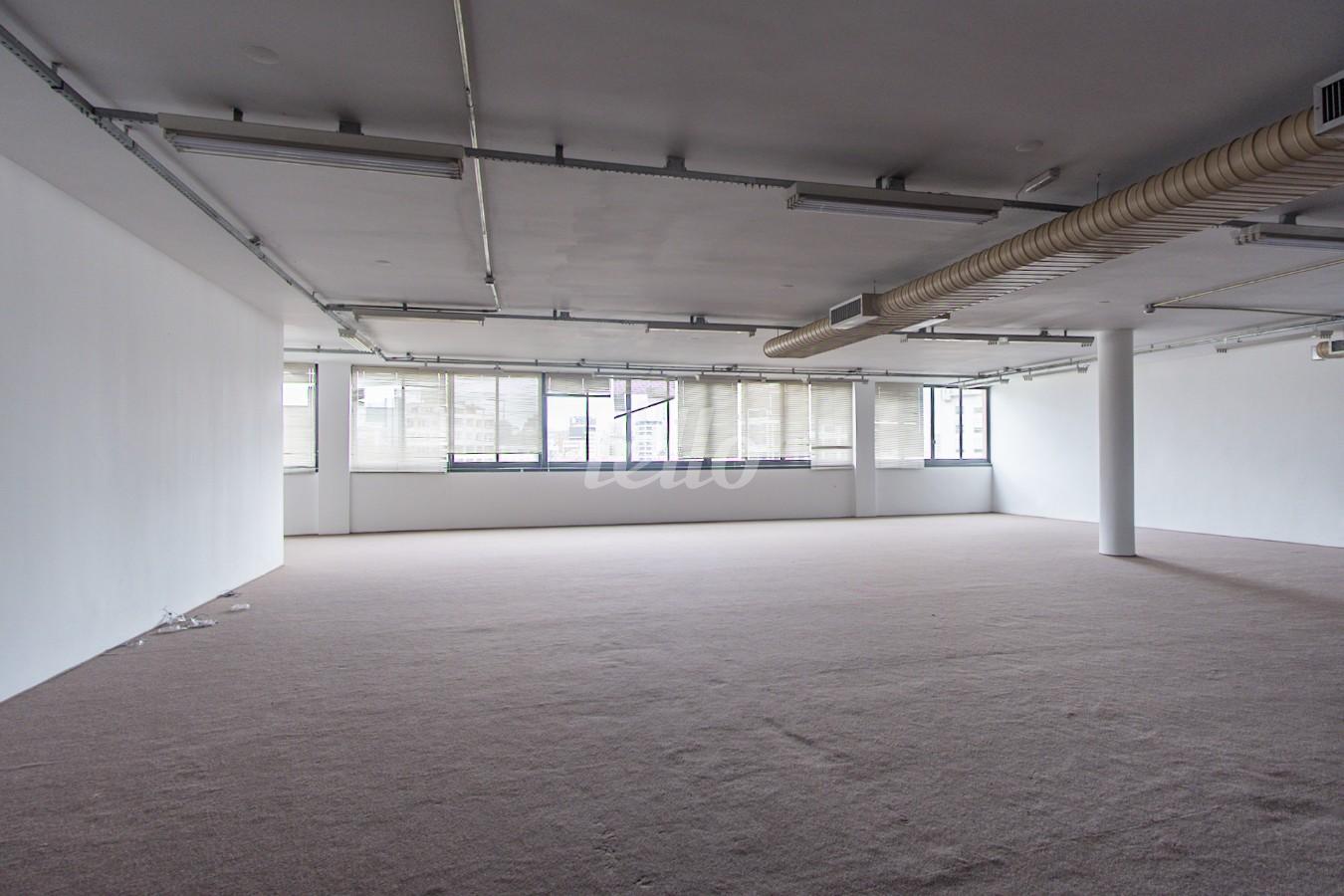 SALA de Sala / Conjunto para alugar, Padrão com 600 m², e em República - São Paulo