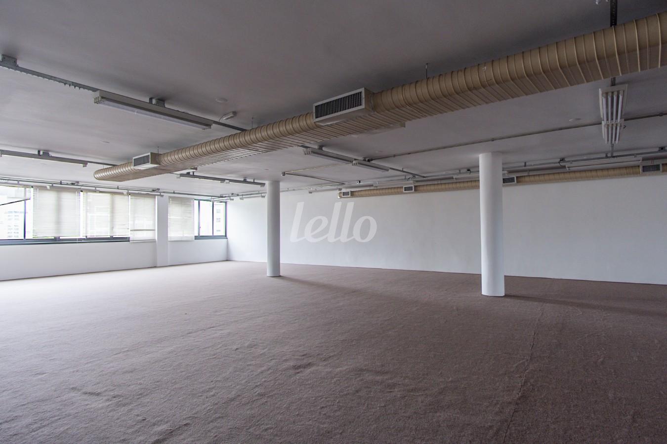 SALA de Sala / Conjunto para alugar, Padrão com 600 m², e em República - São Paulo