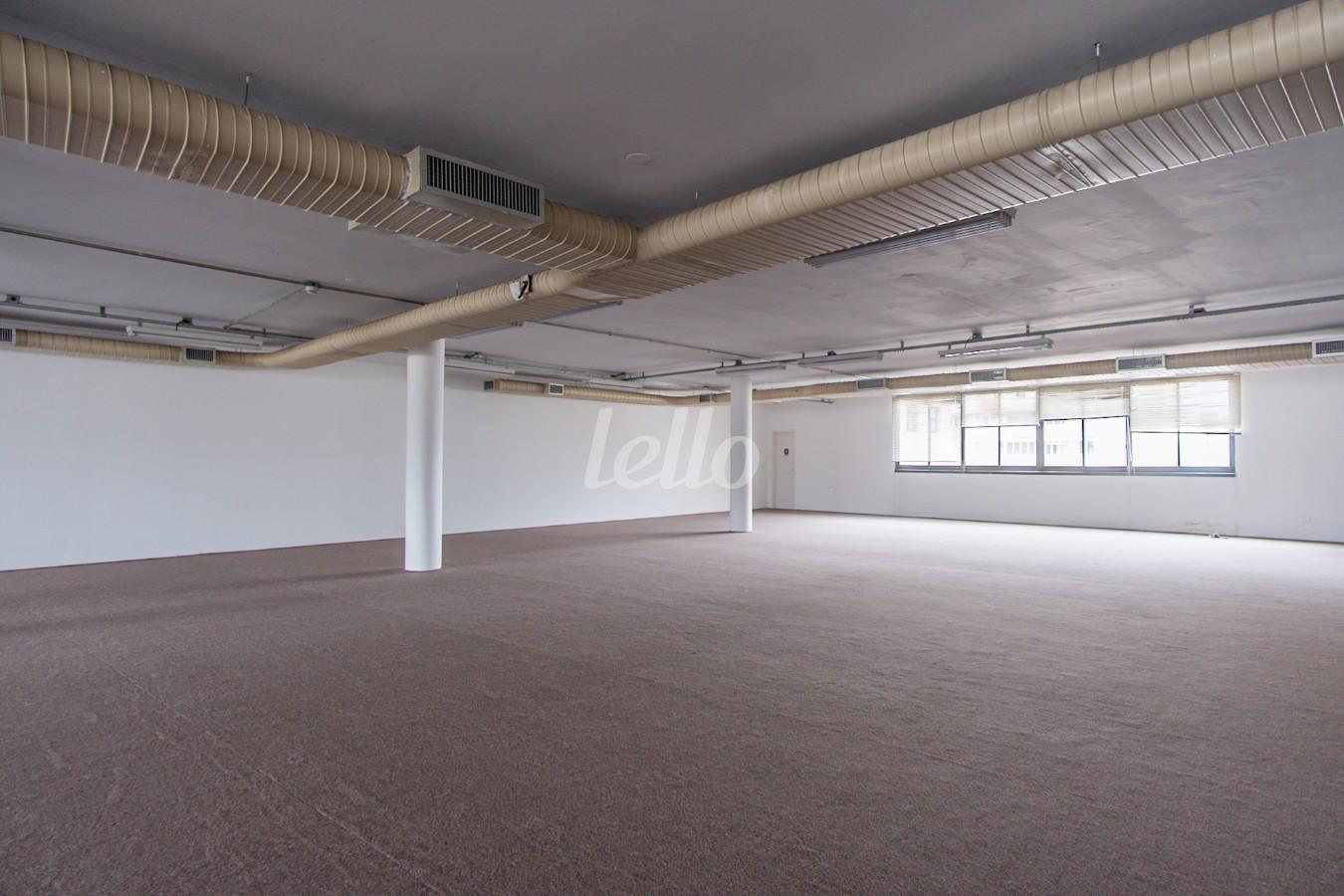 SALA de Sala / Conjunto para alugar, Padrão com 600 m², e em República - São Paulo