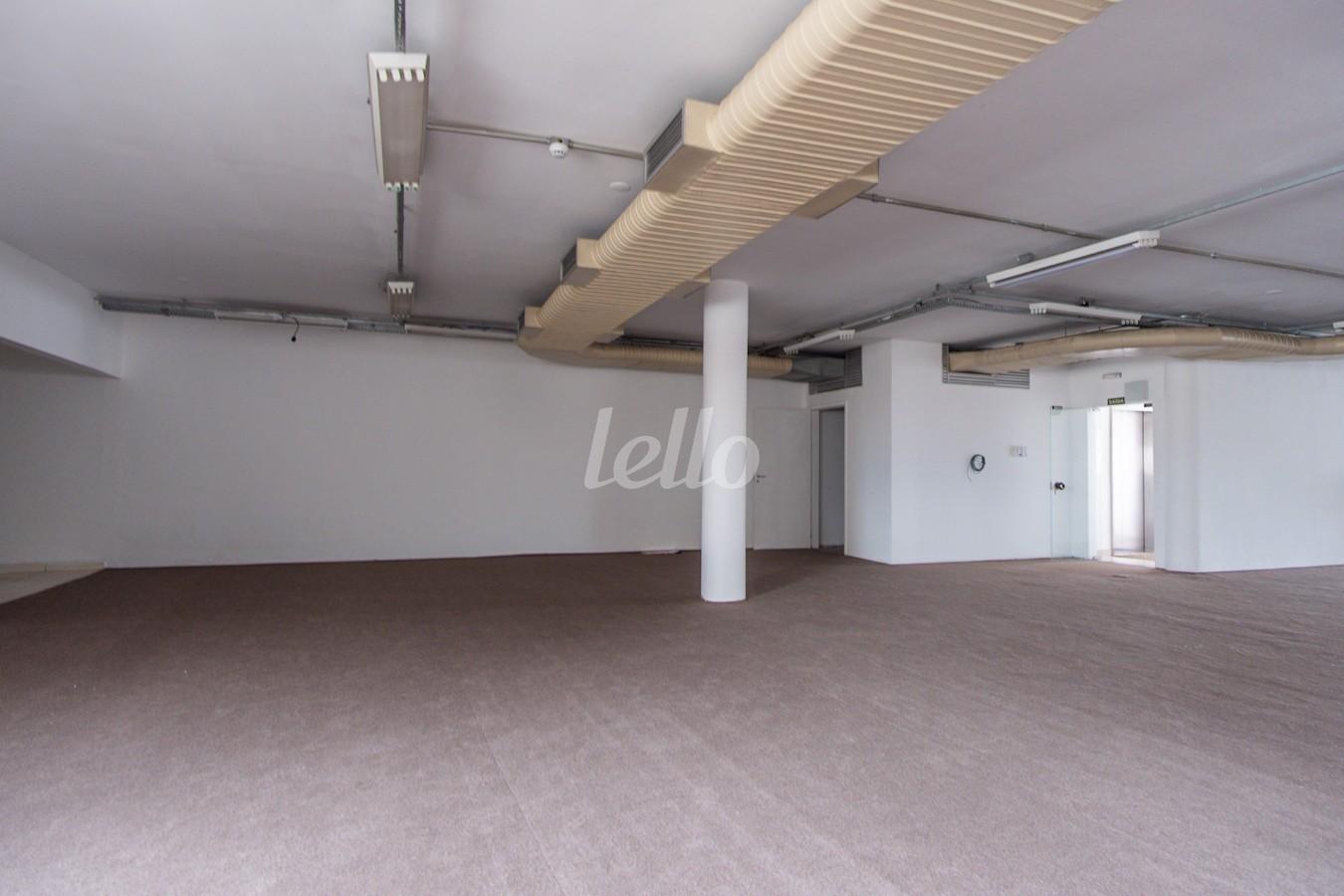 SALA de Sala / Conjunto para alugar, Padrão com 600 m², e em República - São Paulo