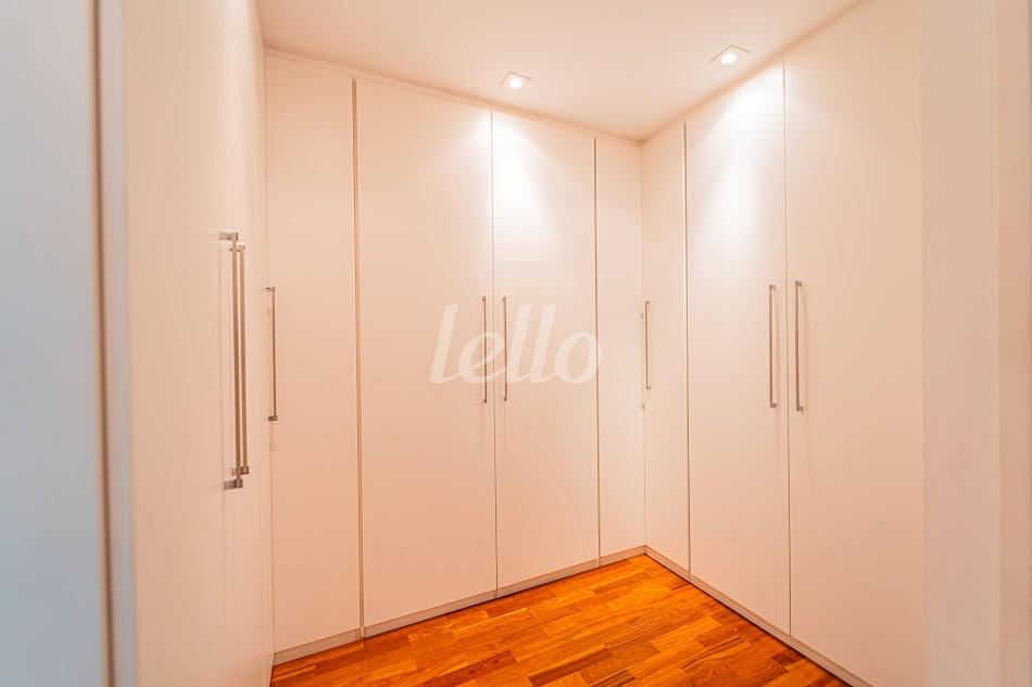 CLOSET de Apartamento à venda, Padrão com 215 m², 4 quartos e 4 vagas em Paraíso - São Paulo