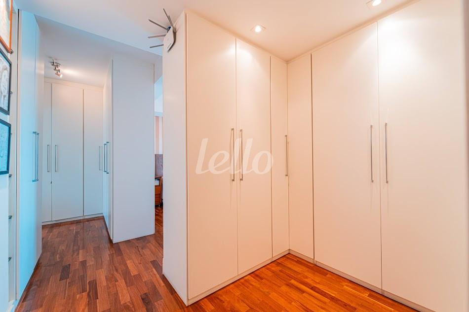 CLOSET de Apartamento à venda, Padrão com 215 m², 4 quartos e 4 vagas em Paraíso - São Paulo