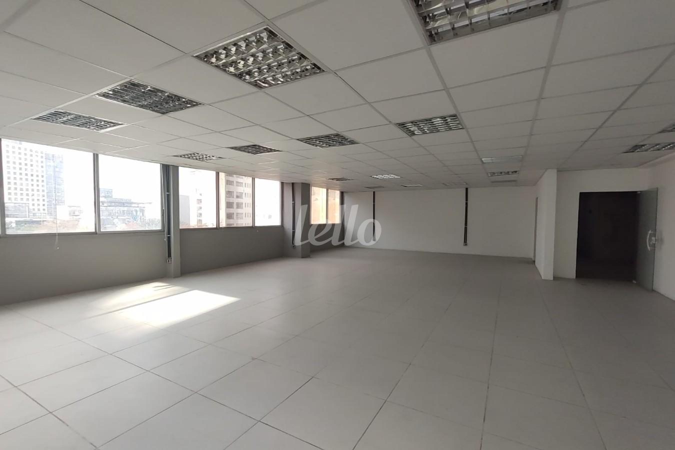 SALA de Sala / Conjunto para alugar, Padrão com 121 m², e em República - São Paulo