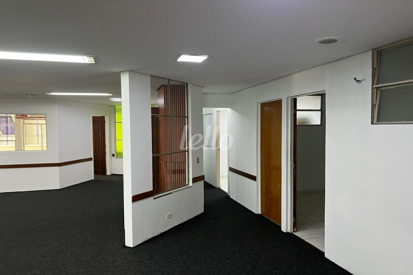 SALA de Sala / Conjunto para alugar, Padrão com 330 m², e em República - São Paulo